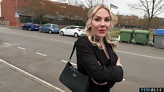 I meet a blonde unreserved in an obstacle middle of an obstacle street together with we fuck in public